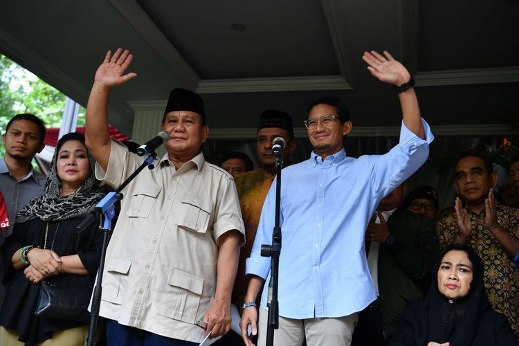 Calon Presiden dan Calon Wakil Presiden nomor urut 02 Prabowo Subianto (ketiga kiri) dan Sandiaga Uno (ketiga kanan) melambaikan tangan seusai memberikan keterangan pers di kediaman Prabowo, Kertanegara, Jakarta Selatan, Selasa (21/5/2019). Pasangan Prabowo Subianto dan Sandiaga Uno menolak hasil rekapitulasi KPU dan memutuskan untuk mengajukan gugatan ke Mahkamah Konstitusi (MK).