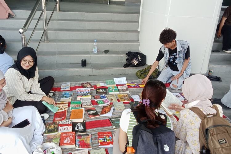 Sejumlah mahasiswa hadir di lapak komunitas Rabosore di Unesa Surabaya, Rabu (3/12/2025)