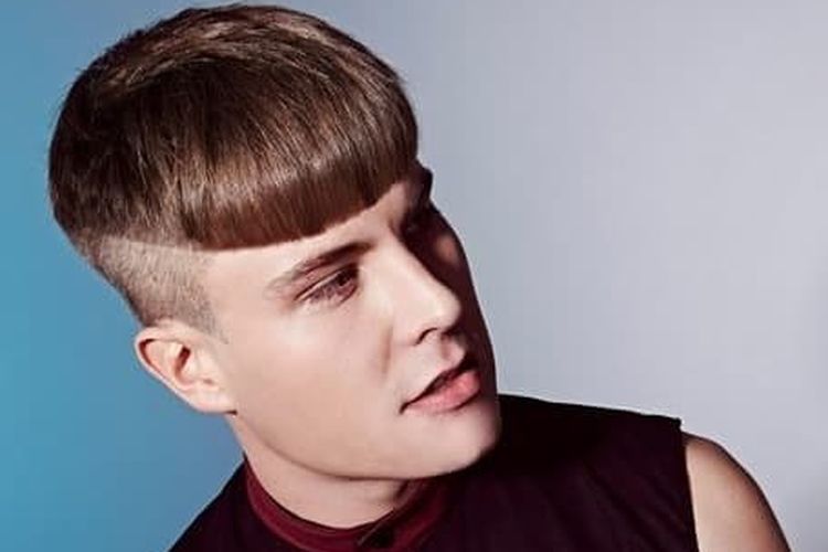 Model rambut pria bowl cut tampak seperti mangkuk yang dipotong dan ditaruh di atas kepala, menciptakan model rambut yang sangat bulat.