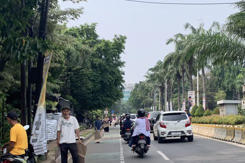 Penjual Tikar dan Air Mineral Jemput Rezeki di Pinggir Jalan RM Harsono Arah Ragunan