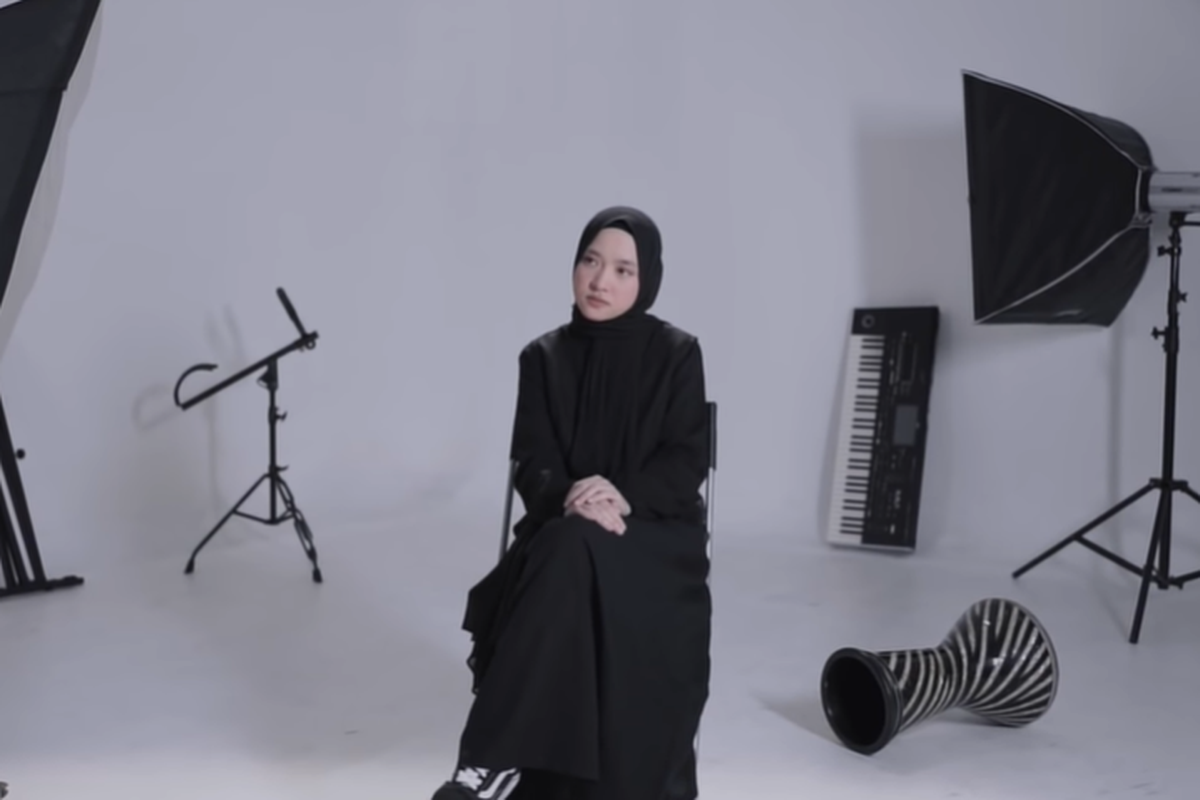 Gaya Nisa Sabyan di panggung