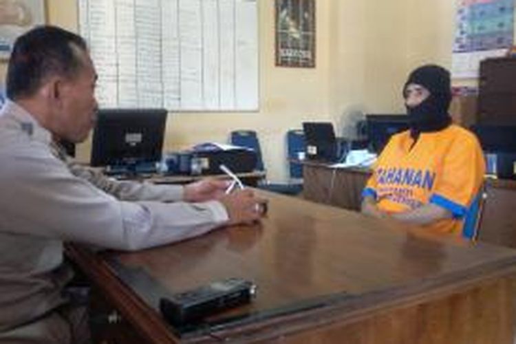 Fuad (53), Warga Desa Rambipuji, Kecamatan Rambipuji, Jember, Jawa Timur, saat diinterogasi petugas, Kamis (11/9/2014).