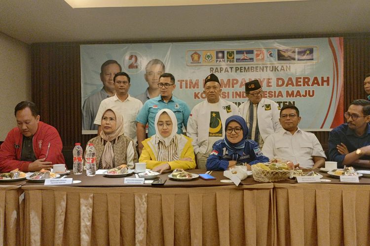 Mantan Wali Kota Tangerang Selatan Airin Rachmi Diany (kerudung putih) ditunjuk jadi Ketua Tim Kampanye Daerah (TKD) wilayah Provinsi Banten. Airin ditunjuk sesuai SK TKN dan kesempatan bersama 9 partai koalisi di rapat pembentukan TKD. Kamis (16/11/2023).