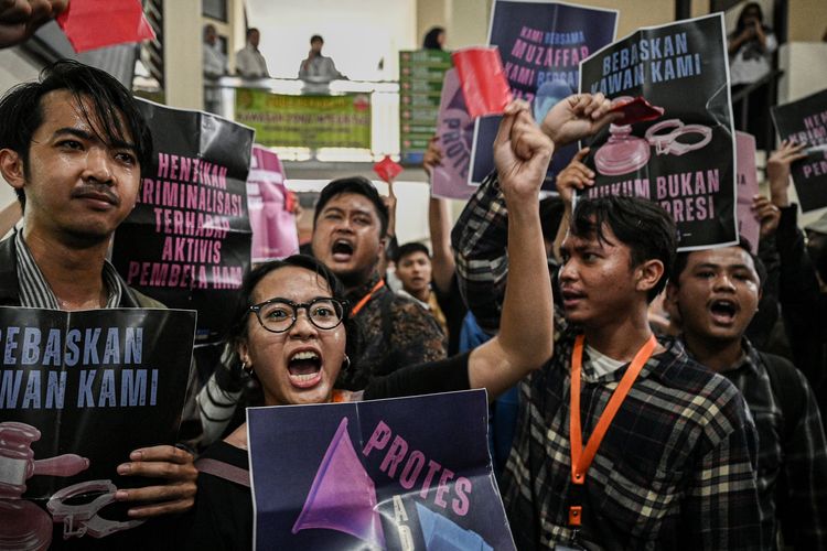 Sejumlah aktivis dan simpatisan membentangkan poster saat sidang putusan praperadilan Direktur Eksekutif Lokataru Foundation Delpedro Marhaen di Pengadilan Negeri Jakarta Selatan, Jakarta, Senin (27/10/2025).