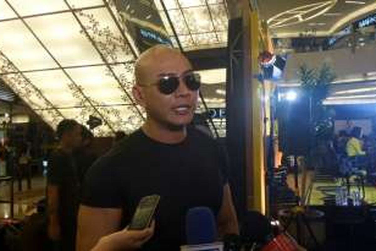 Deddy Corbuzier diabadikan di Lippo Mall Kemang, Jakarta Selatan, Senin (22/8/2016).