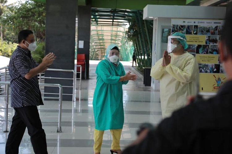 Gubernur DKI Jakarta Anies Baswedan dijemput tim RSUD Pasar Minggu untuk pemeriksaan kesehatan awal setelah dinyatakan positif Covid-19, Senin (1/12/2020). 