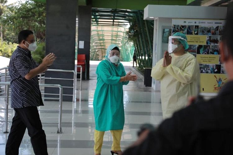 Gubernur DKI Jakarta <a href='https://manado.tribunnews.com/tag/anies-baswedan' title='Anies Baswedan'>Anies Baswedan</a> dijemput tim RSUD Pasar Minggu untuk pemeriksaan kesehatan awal setelah dinyatakan positif Covid-19, Senin (1/12/2020). 