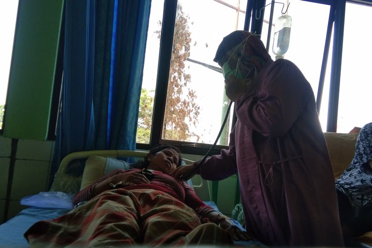 Nurjanah (43), warga Desa Cikampek Utara, Kecamatan Kotabaru, Kabupaten Karawang yang mengalami keracunan tengah menjalani perawatan di Puskesmas Kotabaru, Sabtu (4/9/2021).