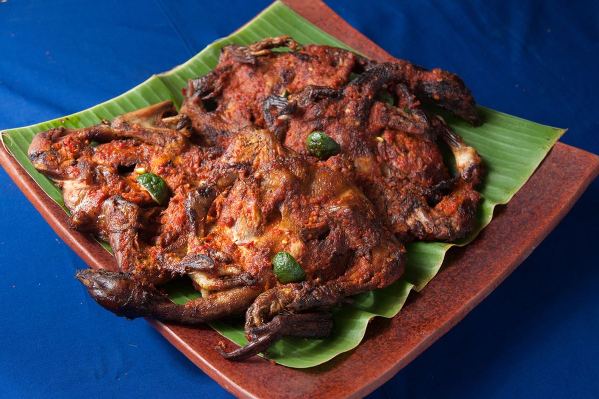 Sepiring Ayam Taliwang bakar dengan tampilan smoky