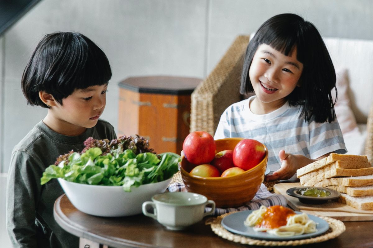 Makanan sehat untuk anak adalah hal penting yang menunjang tumbuh kembang dan kesehatan mereka. Hal ini menjadi tanggung jawab orangtua dalam menyediakan asupan makanan dengan gizi dan nutrisi seimbang demi kesehatan anak-anak. 