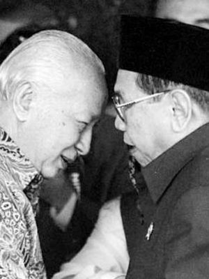 Mantan Presiden Soeharto menyambut kedatangan Presiden Abdurrahman Wahid (Gus Dur) di kediamannya di Jalan Cendana, Jakarta Pusat, 8 Maret 2000.