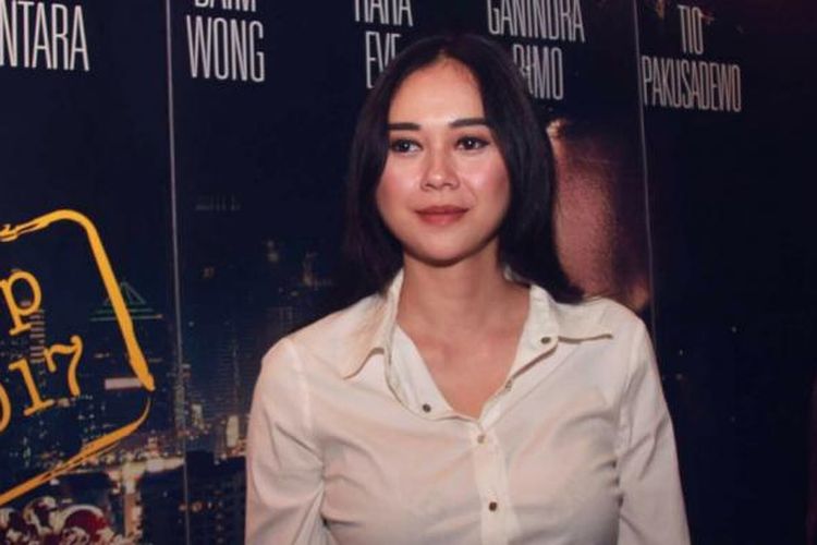 Aura Kasih saat menghadiri premier film Jakarta Undercover di XXI Epicentrum Walk, Kuningan, Jakarta Selatan, Selasa (21/2/2017).