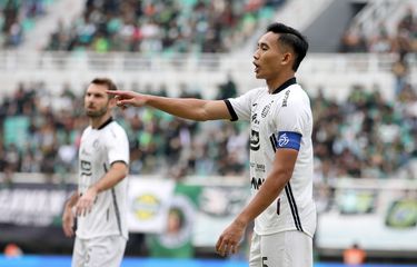 Pemain Persija Jakarta Rizky Ridho saat laga ke-11 Liga 1 2024-2025 yang berakhir dengan kemenangan Persebaya Surabaya skor 2-1 di Stadion Gelora Bung Tomo Surabaya, Jumat (22/11/2024) sore.