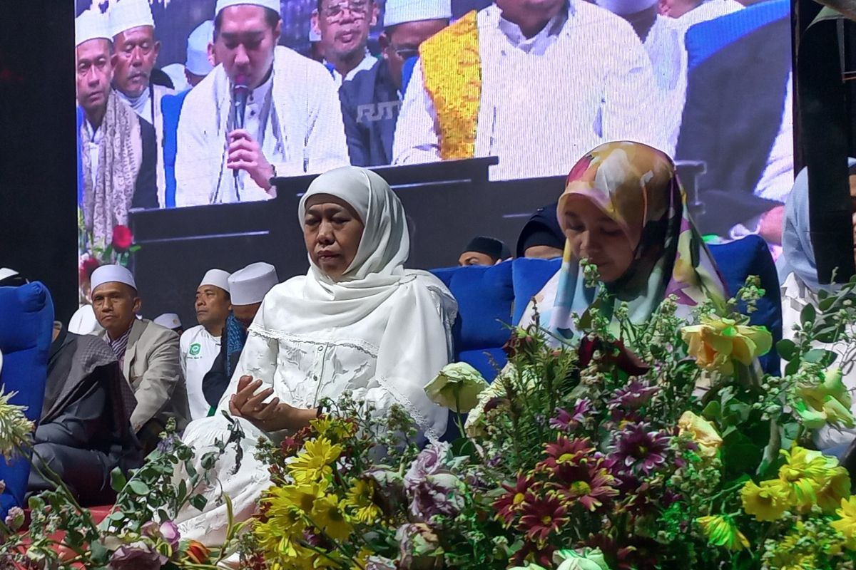 Calon Gubernur Jawa Timur nomor urut 2, Khofifah Indar Parawansa saat mengikuti majelis salawat Riyadul Jannah di Ponpes Al-Rifai'e 2, Desa Ketawang, Kecamatan Gondanglegi, Kabupaten Malang, Selasa (2/10/2024) malam.