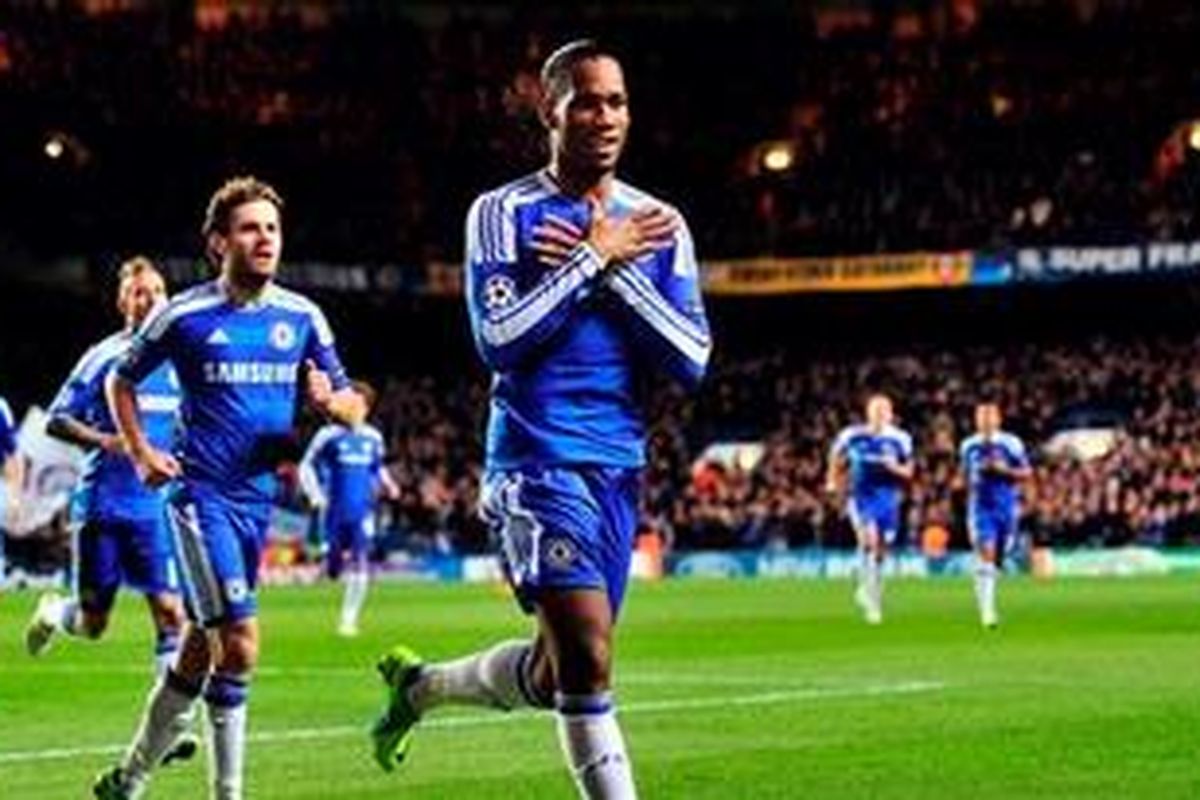 Striker Chelsea, Didier Drogba, merayakan gol ke gawang Valencia pada partai terakhir kualifikasi Liga Champions Grup E, Selasa atau Rabu (7/12/2011) dini hari WIB. Drogba mencetak dua gol dan Chelsea menang 3-0, sekaligus lolos ke babak 16 besar.