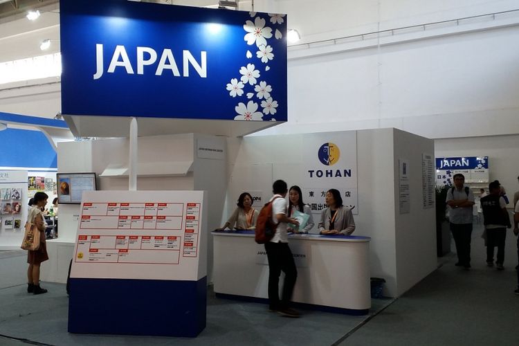 Warna putih dan biru mendominasi stan milik perwakilan penerbit dari Jepang dalam pameran Beijing International Book Fair 2017 yang berlangsung pada 23-27 Agustus 2017 di Beijing, China.