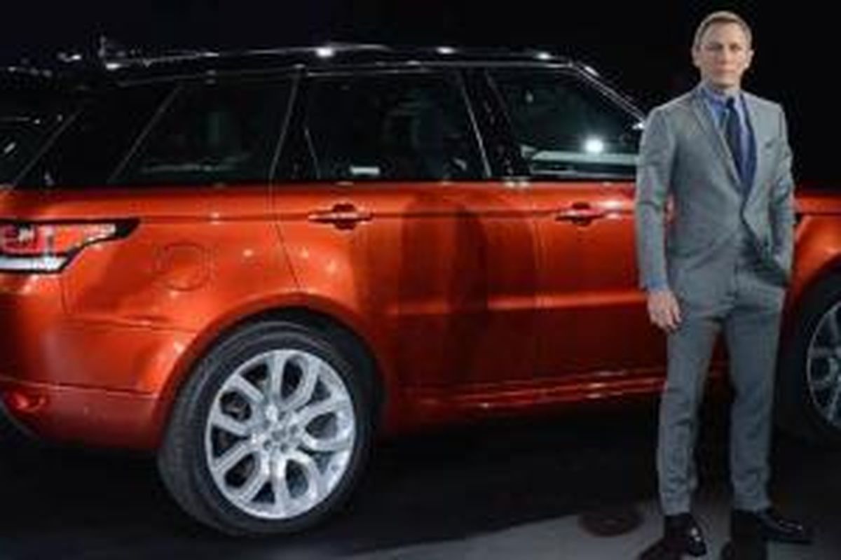 Daniel Craig dengan Range Rover Sport