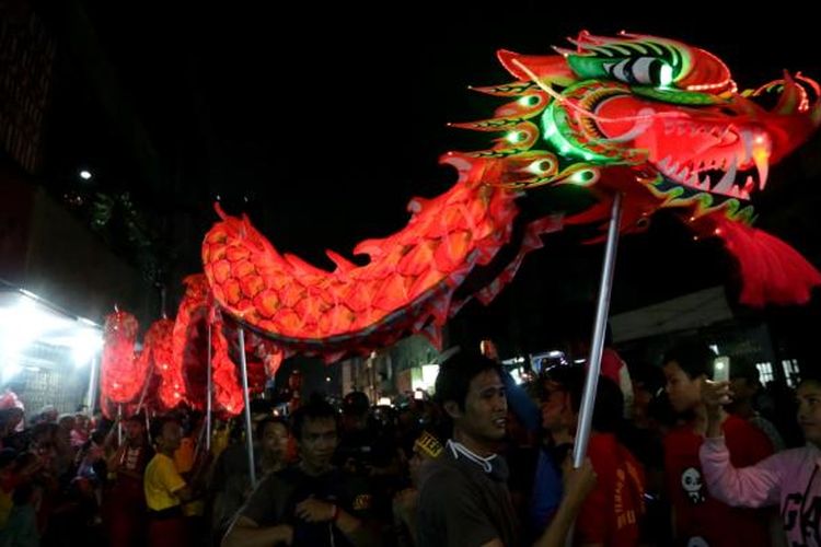 Peserta Cap Go Meh (CGM) Bogor Street Festival 2017 melintas di Jalan Suryakencana, Bogor, Jawa Barat, Sabtu (11/2/2017). Festival budaya untuk memperingati perayaan Cap Go Meh, hari ke-15 setelah perayaan Imlek.