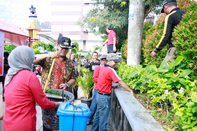 Wali Kota Semarang dan pedagang kaki lima bergotong royong membersihkan kawasan Simpang Lima dalam menyambut libur lebaran 2017. Aksi Bersih Simpang Lima digelar pada Kamis (22/6/2017)