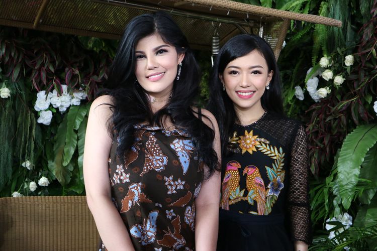 65 Model Baju Batik Nyentrik Terbaik