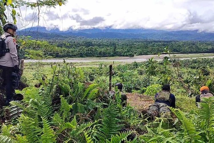 Kapolres Nduga beserta Satgas Damai Cartenz melakukan tembakan pembersihan ke area seberang Bandara Kenyam untuk menganggu KKB yang hendak menembaki pesawat, Nduga, Papua Pegunungan, Senin (26/6/2023)