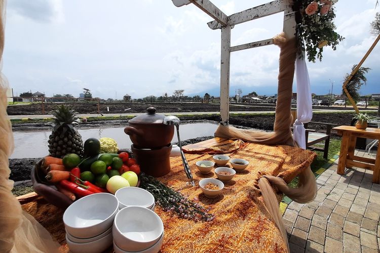 Suasana konsep resepsi pernikahan atau wedding yang ditawarkan NK Cafe di Kabupaten Malang, Kamis (21/1/2021).