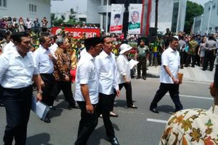 Presiden Joko Widodo terlihat berbincang dengan Wali Kota Bandung Ridwan Kamil saat memantau kesiapan penyelenggaraan KAA ke - 60 di Jalan Asia Afrika, Bandung, Jawa Barat, Kamis, (16/4/2015).