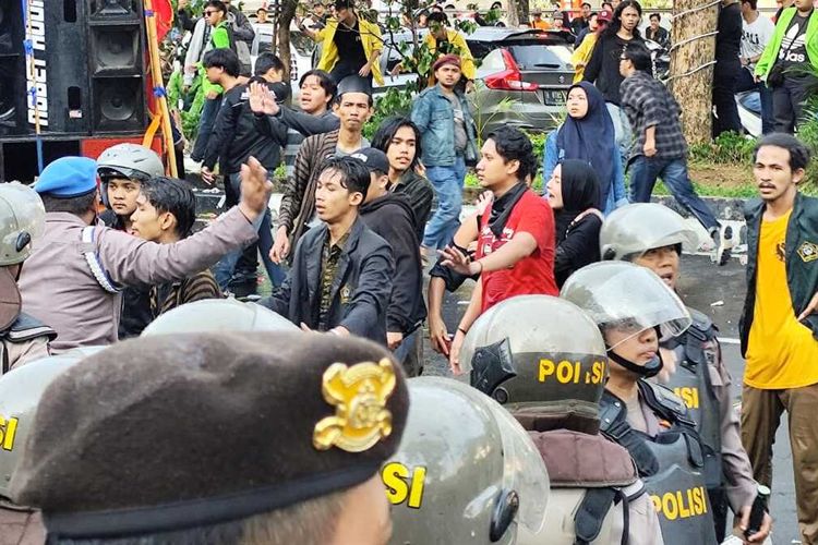 Pendemo cekcok dengan aparat kepolisian saat aksi May Day di depan Kantor Gubernur Jateng, Rabu (1/5/2024).