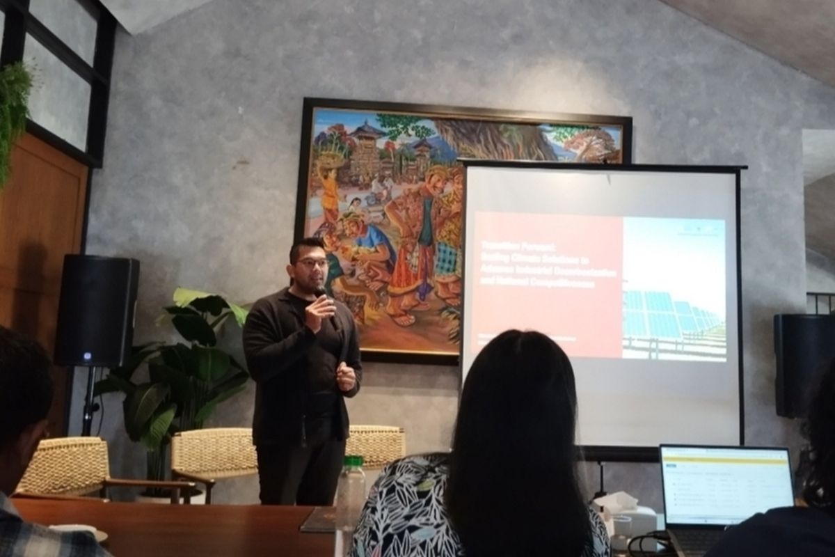 Arif Utomo, perwakilan World Resources Institute (WRI) dalam Climate Solutions Partnership (CSP), saat menjadi pembicara dalam sesi pembekalan jurnalis yang digelar CSP di Jakarta Selatan, Selasa (27/5/2025).