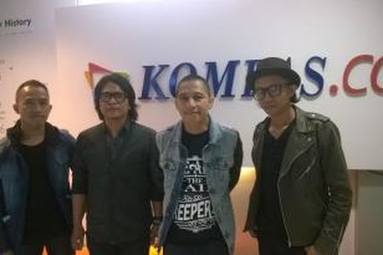 Grup band The Rain yang beranggota (kiri-kanan) Aang Anggoro (drum), Ipul Bahri (bas), Indra Prasta (vokal), dan Iwan Tanda (gitar) diabadikan ketika berkunjung ke redaksi Kompas.com di Gedung Kompas Gramedia, Palmerah Selatan, Jakarta Pusat, Kamis (26/11/2015). Mereka berkunjung dalam rangka mempromosikan single 'Penawar Letih'.