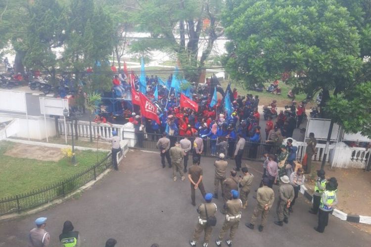 Ratusan perwakilan serikat buruh berorasi menolak UU Cipta Kerja di kantor Sekretariat DPRD Sumedang, Rabu (7/10/2020). AAM AMINULLAH/KOMPAS.com