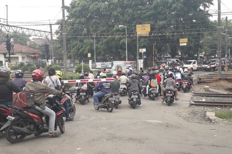 Suasana di perlintasan KA 66 dekat Stasiun Cakung, Jakarta Timur, Rabu (10/4/2019).