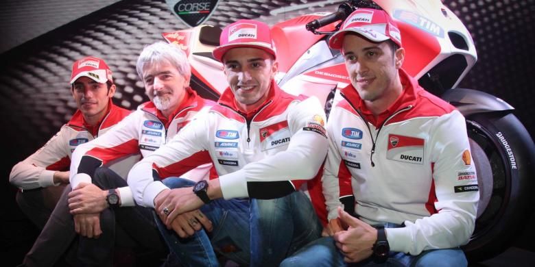 Pebalap Ducati, Andrea Dovizioso (kanan) dan Andrea Iannone (dua dari kanan), berpose bersama General Manajer Gigi Dall'Igna (dua dari kiri) dan pebalap penguji, Michele Pirro, pada peluncuran Desmosedici GP15 di Bologna, Italia, Senin (16/2/2015).