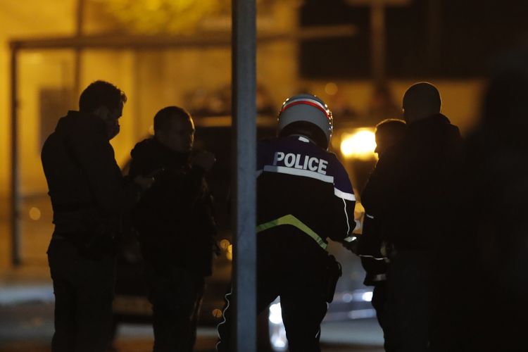 Polisi Perancis berkumpul di luar SMP setelah seorang guru dipenggal. Dia dibunuh setelah membuka diskusi mengenai karikatur Nabi Muhammad sebagai bagian dari kebebasan berekspresi.