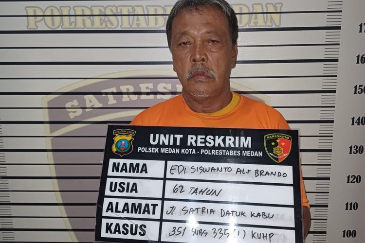 Peelaku Edi Siswanto seorang preman yang nyaris bunuh penjual baju karena tak mau bayar parkir Rp 50 ribu.