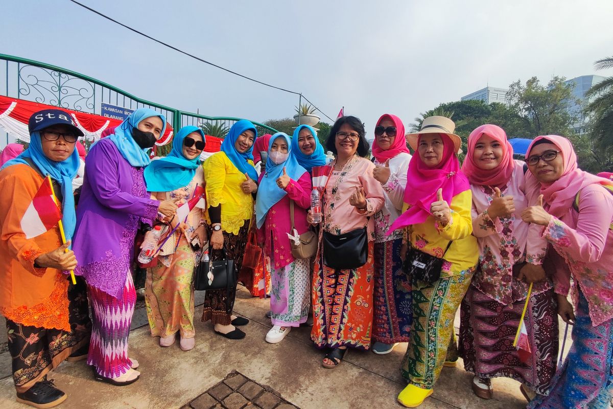 Ibu-ibu berkebaya dalam gelaran Istana Berkebaya di Istana Merdeka, Minggu (6/8/2023) 