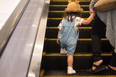 Ini yang Harus Diperhatikan Orangtua Saat Gunakan Eskalator Bersama Anak