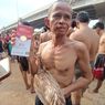 Beruntungnya Muchtar, Dapat Emas Usai Tangkap Bebek di Kalimalang