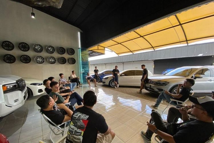 VolksnationID menggelar acara Volksnation Versammelt in die Chinatown (VVIC) di Gading Festival, Marketing Gallery Sedayu City, Kelapa Gading, Jakarta Utara, Sabtu (26/4/2025). 