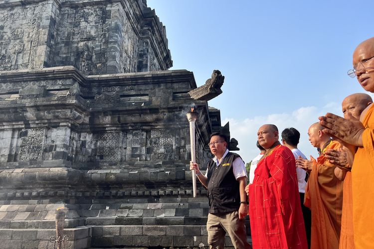 Rangkaian Waisak Prosesi Api Dharma di Candi Mendut.