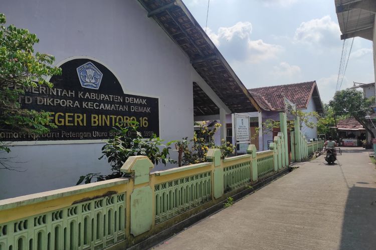 Berada di Tengah Perkampungan, SDN Bintoro 16 Demak Hanya Dapat 3 Calon Murid Baru