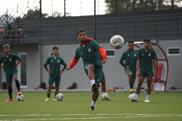 Kapten PSCS Cilacap Tri Rahmad Priadi saat latihan.