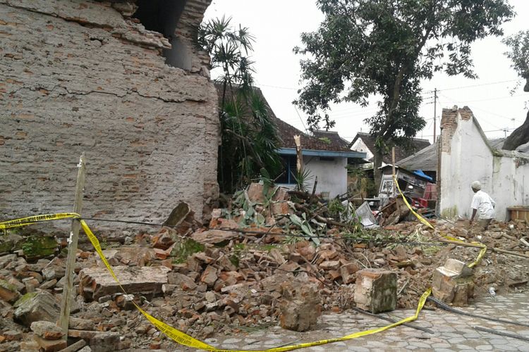 Seorang warga melintas di sekitar robohnya tembok pagar Dalem Prabuwinatan Keraton Surakarta di Solo, Jawa Tengah, Rabu (17/1/2018).