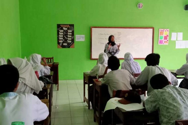 Desti Sukmawati (48) seorang guru honorer asal Kecamatan Majalaya, Kabupaten Bandung sudah 14 tahun mengabdi menjadi guru, namun nasibnya tak pernah mengalami perubahan.