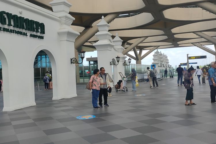 Situasi di lobi Bandar Udara Yogyakarta International Airport (YIA) di Kapanewon Temon, Kabupaten Kulon Progo, Daerah Istimewa Yogyakarta, waktu lalu.