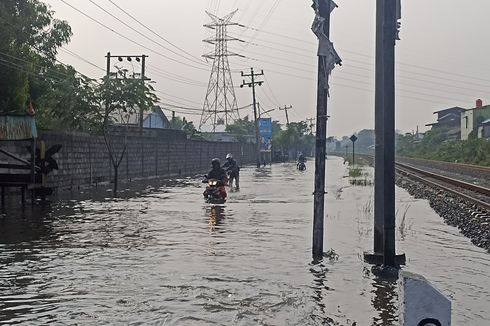 Jalan Ngablak Semarang Terendam Banjir, Petugas Kepolisian Diterjunkan ke Lokasi