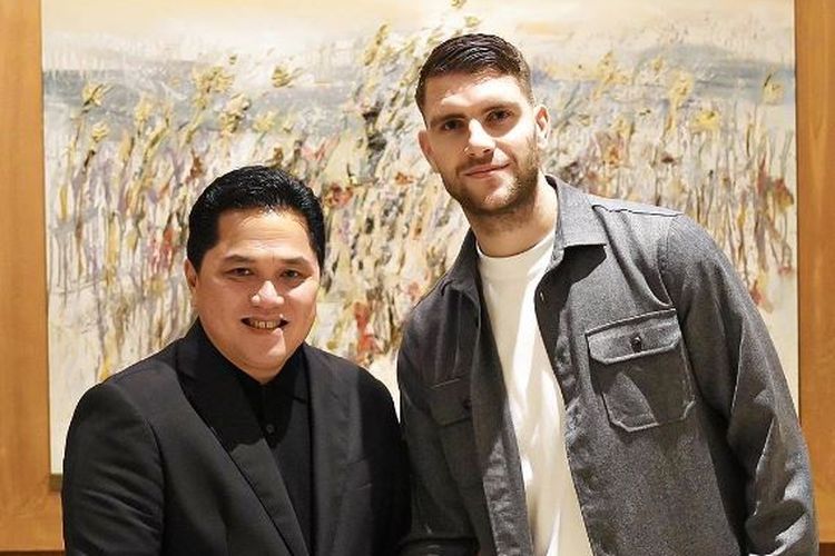 Maarten Paes (kanan) bersama Ketua Umum PSSI Erick Thohir. Maarten Paes yang kini membela klub MLS, FC Dallas, berada di Indonesia sejak Senin (8/1/2024) untuk mengurus langsung berkas persyaratan menjadi WNI. (Sumber foto: Instagram Erick Thohir)