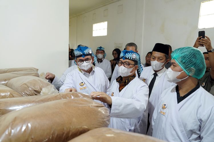 Mendag Budi Santoso saat melepas ekspor perdana gula kelapa ke Hungaria di Desa Langgongsari, Kecamatan Banyumas, Kamis (1/5/2025).