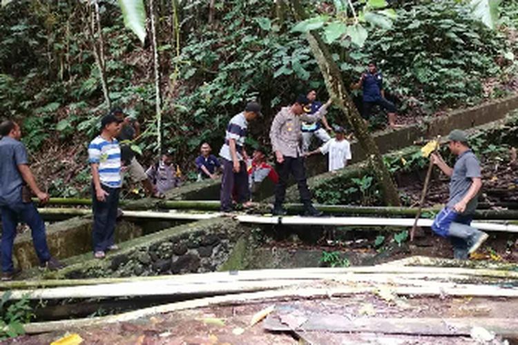 Kapolres Tanggamus AKBP Siswara Hadi Chandra saat meninjau lokasi mata air yang tercemar sampah di Kecamatan Kota Agung Timur, Jumat (10/3/2023).