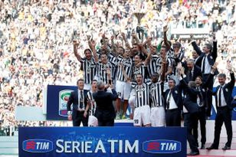 Para pemain Juventus saat merayakan gelar juara Serie-A 2013-14 seusai menaklukkan Cagliari 3-0 di Juventus Stadium, Minggu (18/5/2014). 